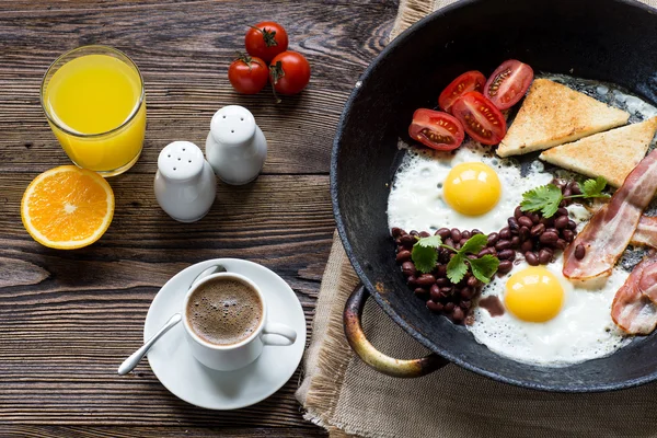 Petit déjeuner anglais avec bacon, œuf frit, haricots cuits au four, tasse à café — Photo