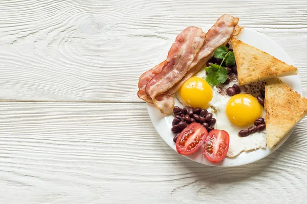 Englisches Frühstück mit Speck, Spiegelei, gebackenen Bohnen — Stockfoto