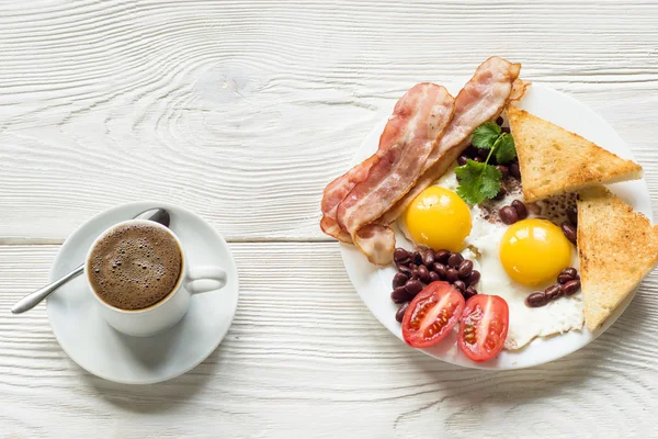 Café da manhã inglês com bacon, ovo frito, feijão assado — Fotografia de Stock