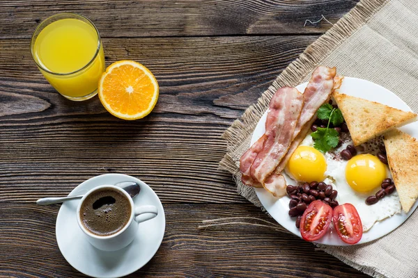 İngiliz kahvaltısı pastırma, sahanda yumurta, Kuru fasulye ile — Stok fotoğraf