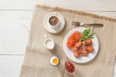 Kahvaltı - haşlanmış yumurta, sosis, kahve fincanı ve sebze kızarmış