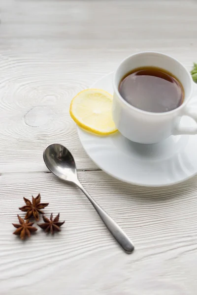 Herbal tea with mint on old wooden table. — Stock Photo, Image