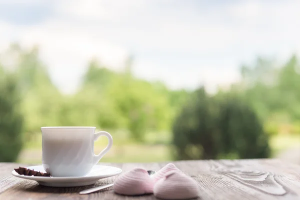 Delicioso marshmallow e uma xícara de chá — Fotografia de Stock