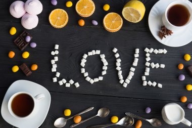 Bir ürün yelpazesine çay, kahve, lokum, çikolata ve portakal.