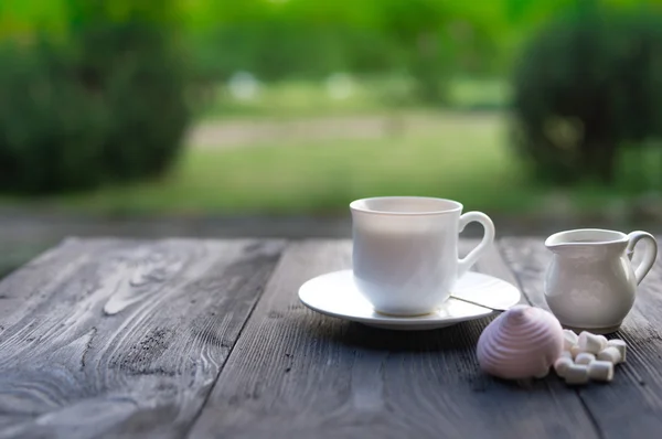 Xícara de chá preto com marshmallows cozidos em casa — Fotografia de Stock
