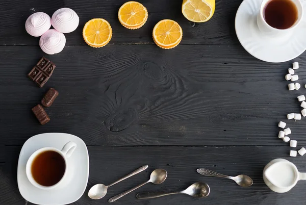 Uma variedade de chá, café, marshmallow, chocolate e laranja . — Fotografia de Stock