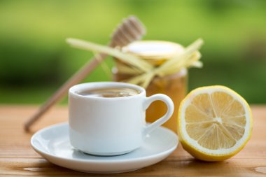 Bitkisel çay bir fincan ve bal