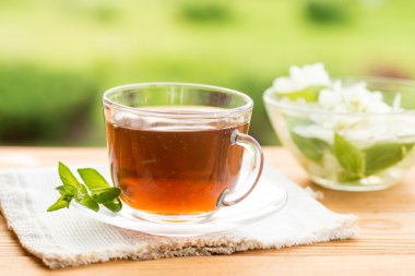 Bir bardak ve tatlım, yaz bahçe bitki çayı