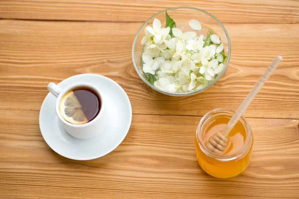 Té de hierbas en una taza con tarro de miel —  Fotos de Stock