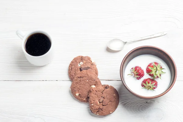 Morangos frescos, café, biscoitos com biscoitos em madeira branca — Fotografia de Stock