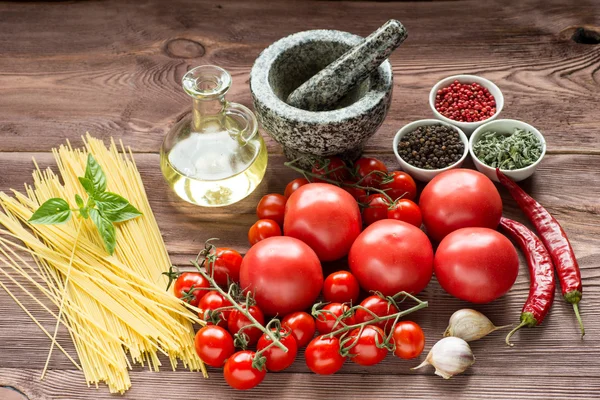 Nyers tészta, zöldség, olívaolaj és fűszerek — Stock Fotó