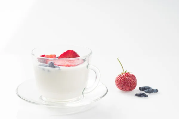 Milk fruit dessert with strawberries and honeysuckle in a cup. — Stock Photo, Image