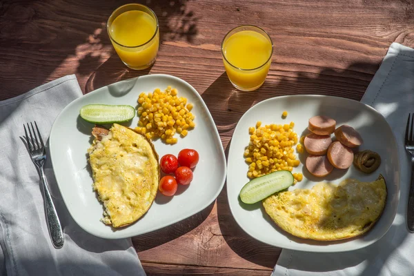 Rustik Kahvaltı, omlet, sosis, orn ve domates — Stok fotoğraf