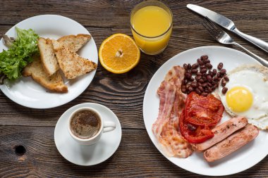 Amerikan kahvaltı, pastırma, sosis, domates, fasulye ve salata