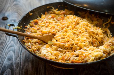 Chongqing wok evde noodles sebze yemek