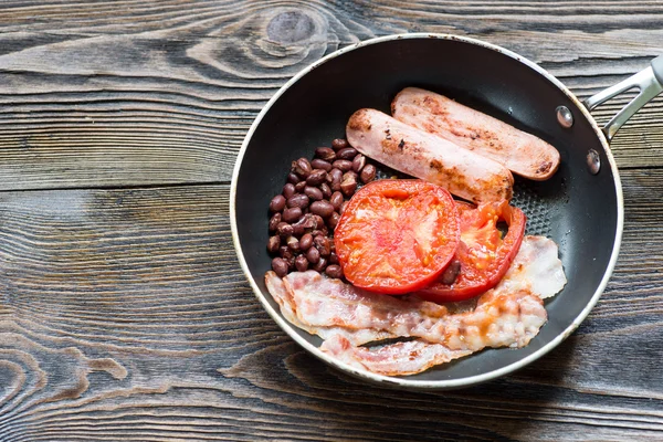 Petit déjeuner anglais complet avec saucisse, tomate au four, haricots et toa — Photo