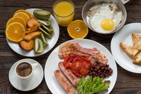 Full English breakfast with sausage, baked tomato, beans and toa — Stock Photo, Image