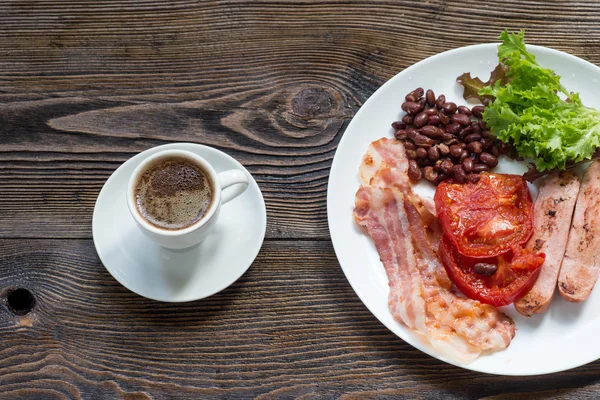Café da manhã americano, bacon, salsicha, tomate, feijão e salada — Fotografia de Stock