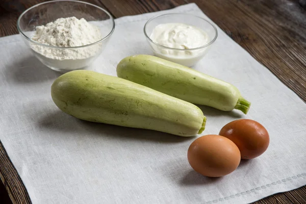 Tabel met ingrediënten voor het koken van pannenkoeken — Stockfoto