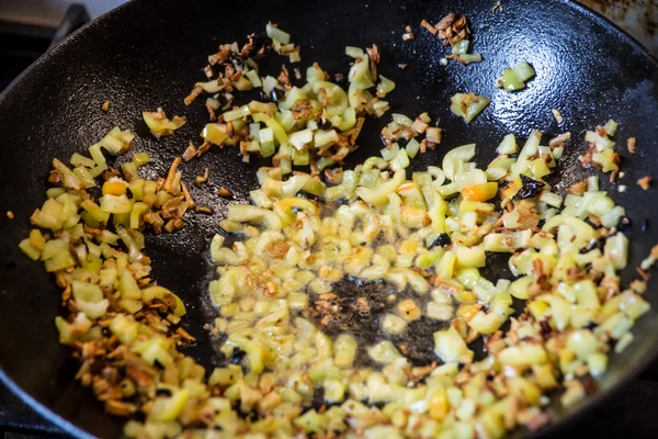 Cocinar verduras chongqing en wok en casa — Foto de Stock