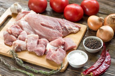 Çiğ domuz jambon sebze ve baharat ahşap kesme domuz üzerinde