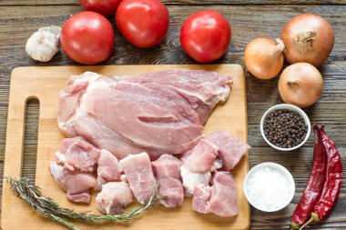 Çiğ domuz jambon sebze ve baharat ahşap kesme domuz üzerinde