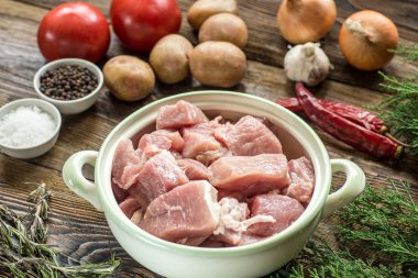 Çiğ domuz jambon sebze ve baharat ahşap kesme domuz üzerinde