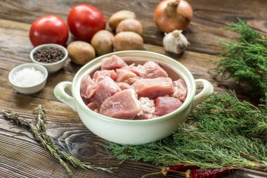 Çiğ domuz jambon sebze ve baharat ahşap kesme domuz üzerinde