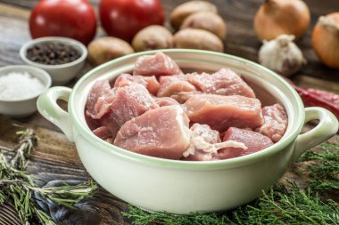 Çiğ domuz jambon sebze ve baharat ahşap kesme domuz üzerinde