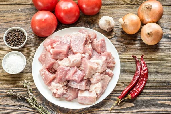 Çiğ domuz jambon sebze ve baharat ahşap kesme domuz üzerinde