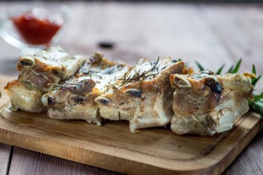 Dilimlenmiş Barbekü Domuz kaburga, dilimlenmiş et odaklanmak kavrulmuş