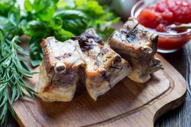 Dilimlenmiş Barbekü Domuz kaburga, dilimlenmiş et odaklanmak kavrulmuş