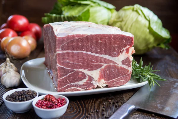 Carne de vaca vermelha crua fresca grande pedaço de bife no prato branco — Fotografia de Stock