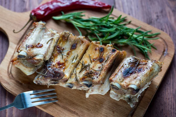 Geroosterde gesneden barbecue varkensribbetjes, focus op gesneden vlees — Stockfoto