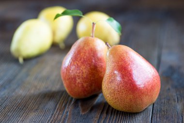 Köy ahşap bir masada taze taze organik armutlar.