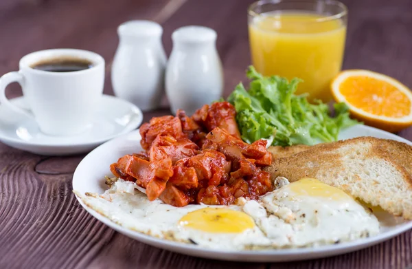 Pronto para tomar café da manhã com salsicha, ovos e torradas — Fotografia de Stock