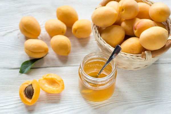 Pot met honing en abrikoos vruchten — Stockfoto