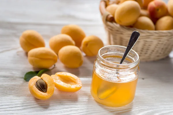 Pot met honing en abrikoos vruchten — Stockfoto