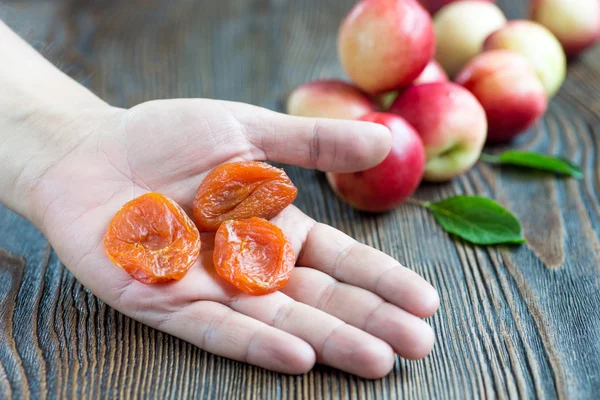 Hand med torkade aprikoser — Stockfoto