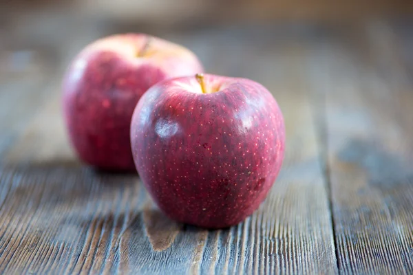 Äpplen på trä bakgrund — Stockfoto