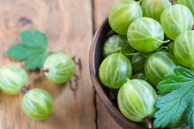 Taze yeşil bektaşi kil kase üzerinde tablo yakın çekim