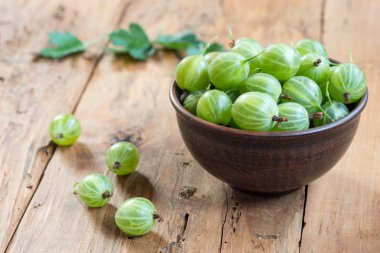 Taze yeşil bektaşi kil kase üzerinde tablo yakın çekim