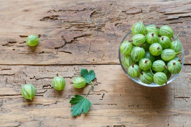 Tablo yakın çekim üzerinde kase taze bektaşi