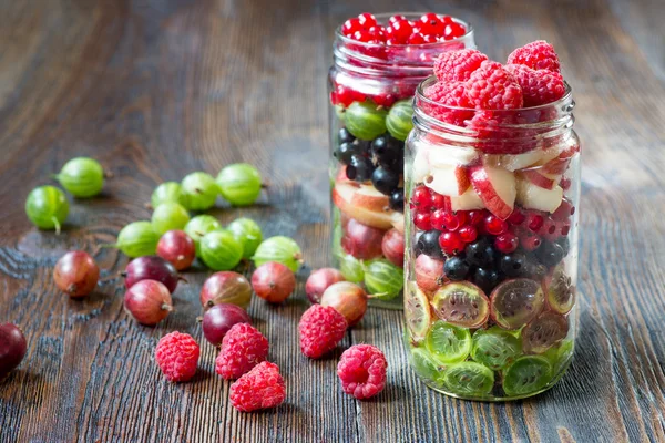 Summer berries smoothie in mason jar on rustic wooden table — Stock Photo, Image