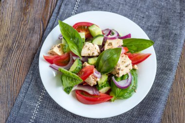 Kızarmış tavuk budu biberiye ve biber ile.