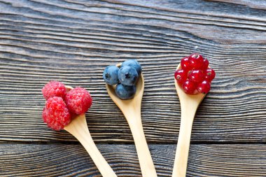 Kızarmış tavuk budu biberiye ve biber ile.