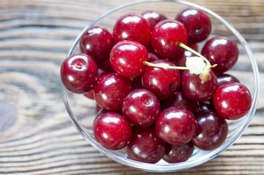 Kızarmış tavuk budu biberiye ve biber ile.