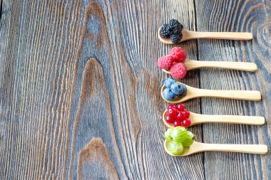 Kızarmış tavuk budu biberiye ve biber ile.