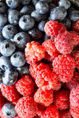 Kızarmış tavuk budu biberiye ve biber ile.
