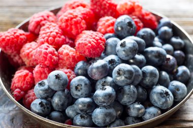 Kızarmış tavuk budu biberiye ve biber ile.